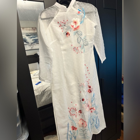 Brand new Vietnamese Áo dài - Picture 3 of 3